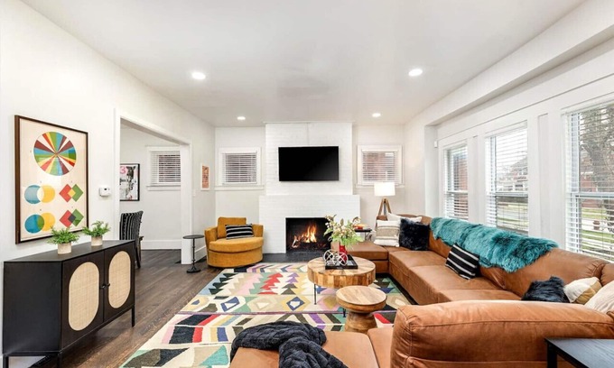 Detroit House | 5 Bedrooms - 7 Beds - 10 Mins to Downtown