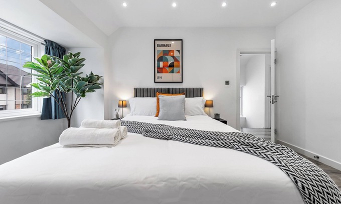 Tokyngton House | 5 Bedrooms house near Wembley StadiumI Free parking I Discounts for Longer Stays
