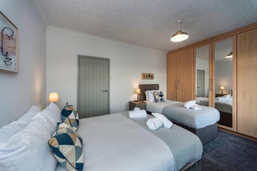 Llanelli Apartment | 5 Bedrooms, Off Road Parking, Courtyard