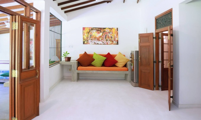 Kathaluwa Villa | 5 Bedrooms Villa- Sleeps 14. 1 minute walk to the beach. surfing spots close by.