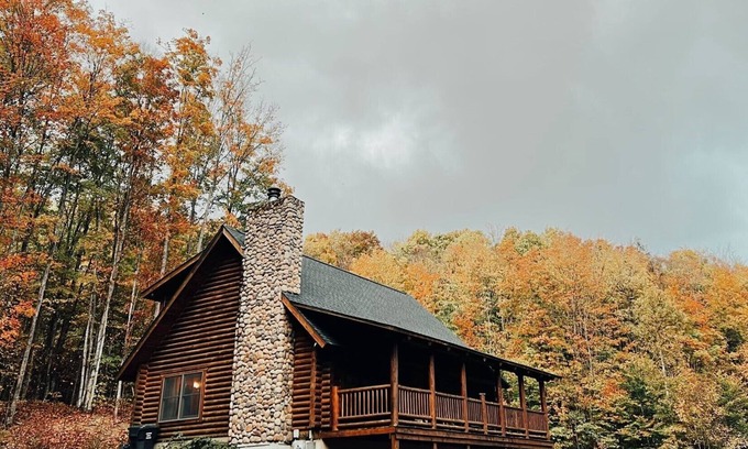 East Jordan Cabin | 5 BR log cabin - Hot Tub - 40 private acres - Hiking trails