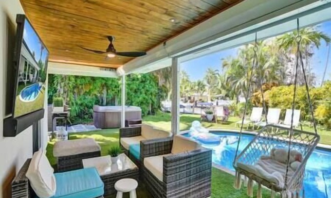 Lighthouse Point House | 5 BR on Water, Heated Pool, Jacuzzi, Boat Avail