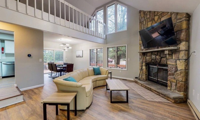 Lake Harmony Cottage | 5 Bruin Ct, Romantic Cottage with a View 10 min from popular tourist attractions
