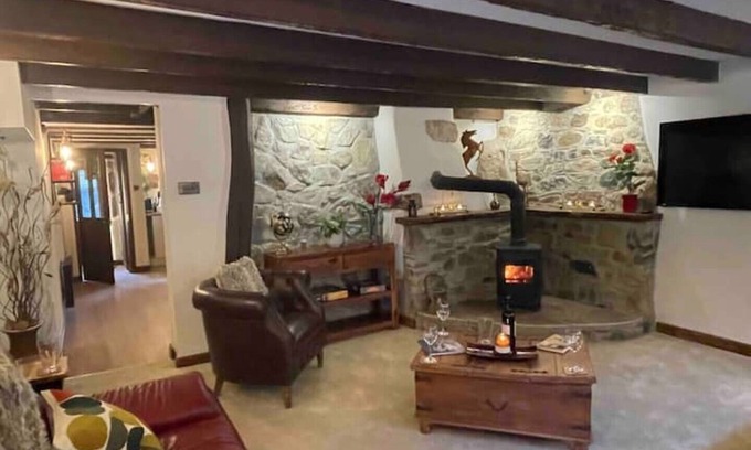 Lanhydrock Cottage | 5* Dog-Friendly Cottage with Luxury Hot Tub in Fabulous Location & a great base!