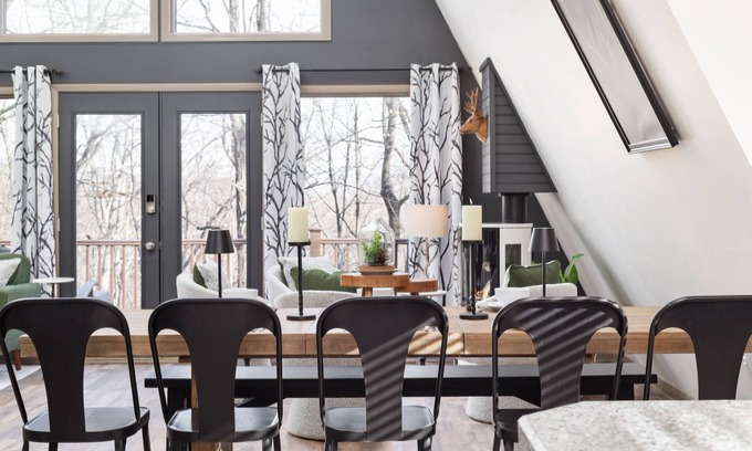 Berkeley Springs Cabin | 🏔️5 EnSuites🌲Close to town✨Modern Luxury🪴Spa Hot Tub🎲Game Tables🌟