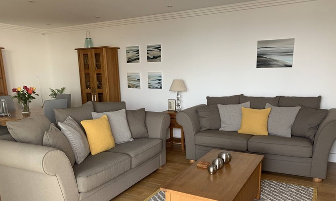 Cowes Apartment | 5* Luxury Apartment - 2 Bedrooms And 2 Bathrooms with amazing Solent views.