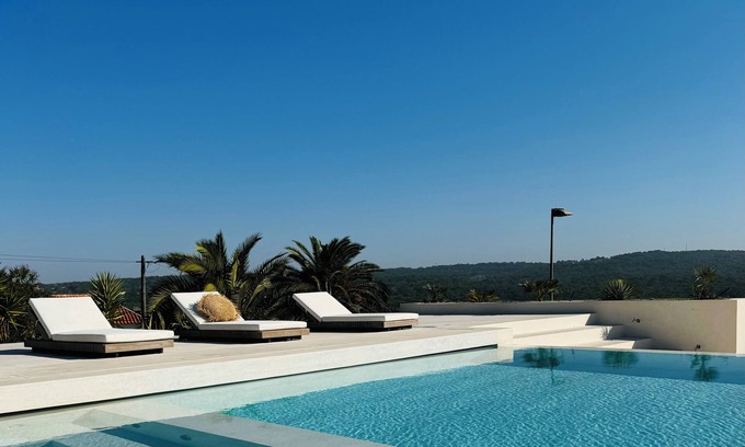 Colares Villa | 5* Luxury Villa, with infinity pool and tennis court, short walk to the beach.
