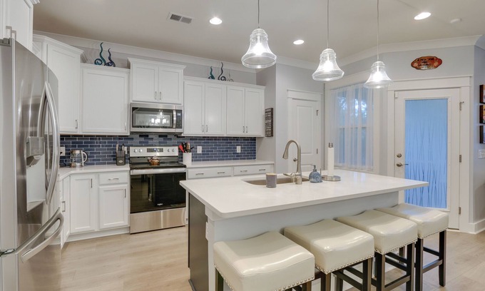 Spanish Wells House | 5 Mi to Beach: HHI Townhome w/Screened Porch
