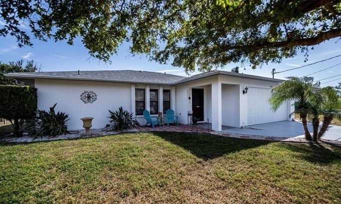 Englewood East House | 5 Miles to Beaches - Cozy Home with Sunroom