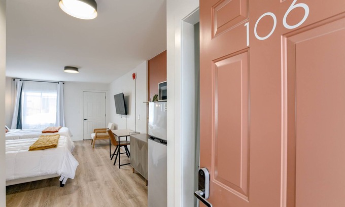 Lincoln Hotel | 5 min. to Lincoln's top attractions. 2 Queens, WiFi, pickleball, & outdoor space