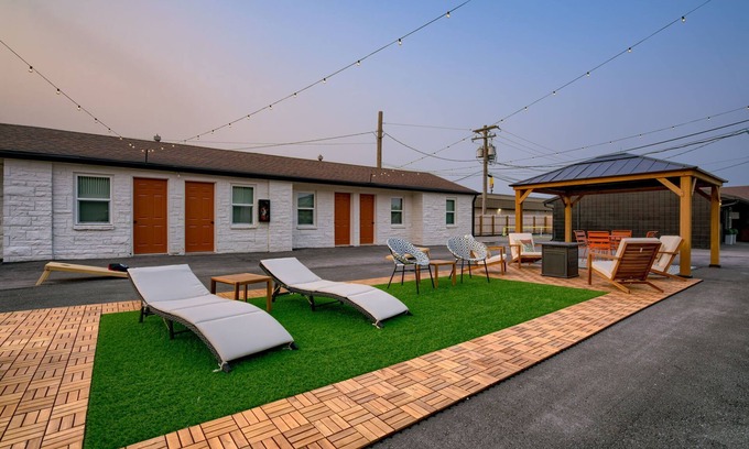 Lincoln Hotel | 5 min. to Lincoln's top attractions. 2 Queens, WiFi, pickleball, & outdoor space