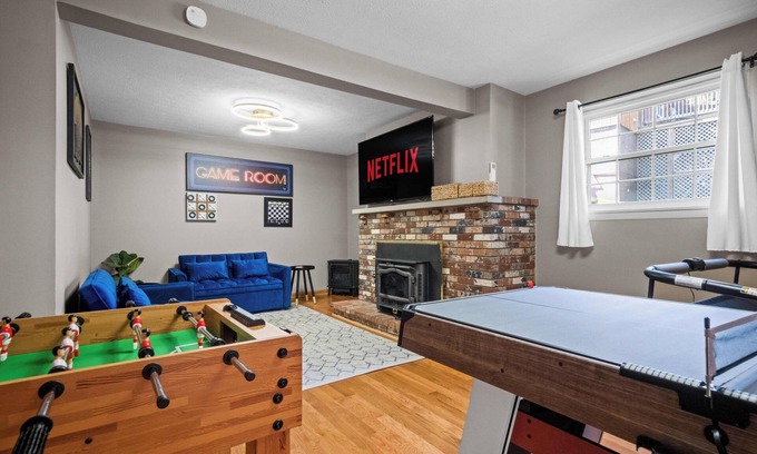 Summersville House | 5 min to Summersville Lake I Hot Tub I Game Room I Grill I Fire pit
