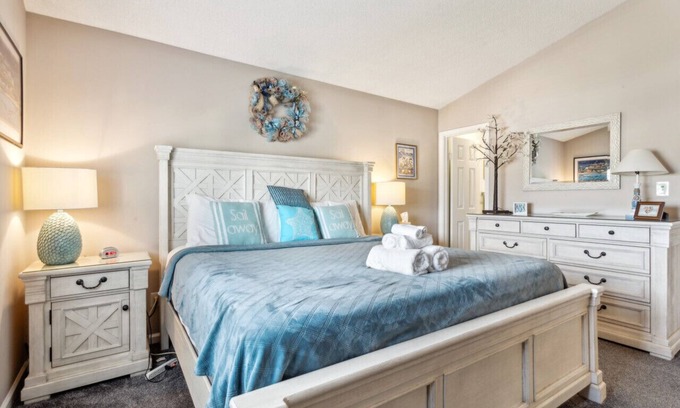 Northeast Virginia Beach Condo | 5 min walk to Beach | Boardwalk | Patio