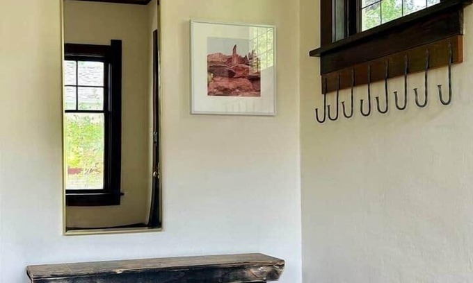 Laramie House | 5 Mins to Campus : Vintage +Modern West Home