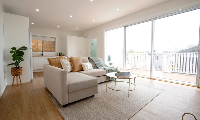 Terrigal House | 5 mins walk to Beach - Modern Beachy Escape. Netflix, Full Kitchen, Comfy Beds!