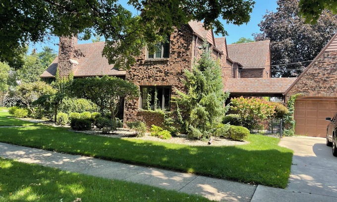 South Bend House | 5 minute drive to Notre Dame- 1.7 miles from campus!