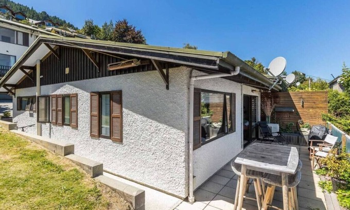 Queenstown City Centre Apartment | 5 minute walk into town, carpark and views of lake and mountains