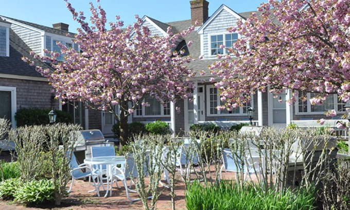 Brant Point House | 5 minute walk to beach and town in Brandt Point!