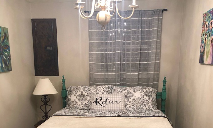 Dale House | 5 minutes from HOLIDAY WORLD-DOWNSTAIRS APARTMENT - -HOLIDAY GUEST HOUSE