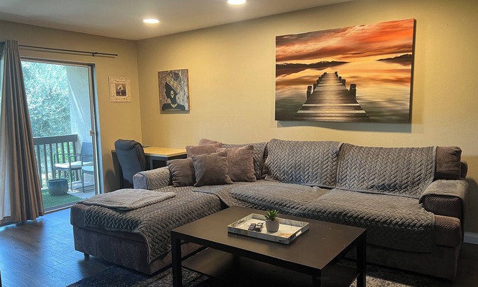 Valencia Condo | 5 Minutes from Six Flags & 30 minutes from Los Angeles