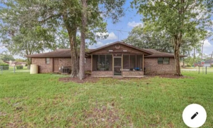 Northside House | 5 minutes from the Jacksonville airport and 10 minutes from the zoo.
