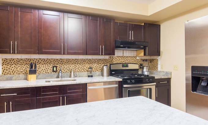 Harsimus Cove Apartment | 5 minutes to NYC! 6 Bedrooms! 3 Bathrooms! Amazing Location!!!!