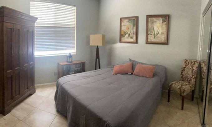 Corona Bed & Breakfast | 5 minutes to the theme park! Family-sized bedroom / studio