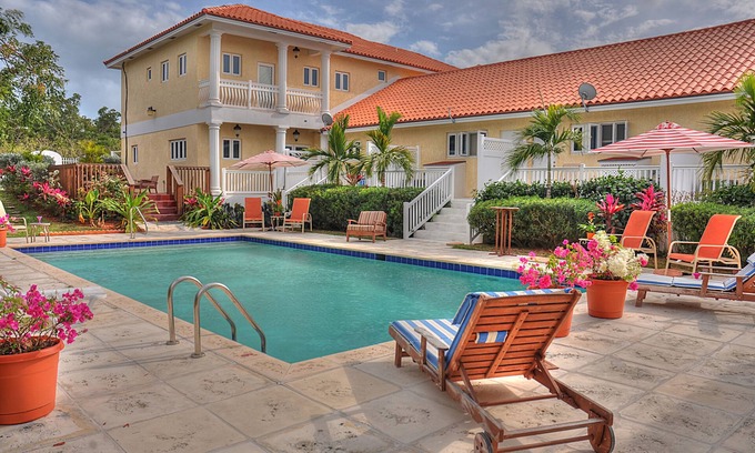 Nassau House | 5 modern suites, 1 estate, elegantly decorated on a quiet oasis with pool