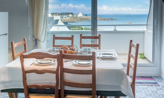 Kerroch Apartment | 5-room duplex with balcony 30m from the beach - 7 sleeps, pets allowed, wifi and parking