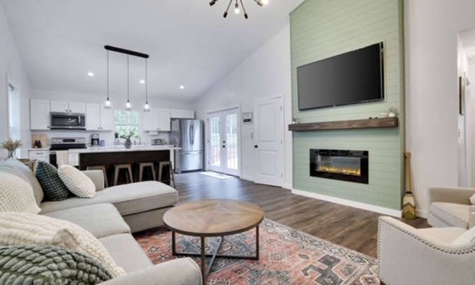 Tafton House | 5 Rooms 3 Bath-Lake Wallenpaupack Retreat Space Avail for Boat or PWC w/Trailer!