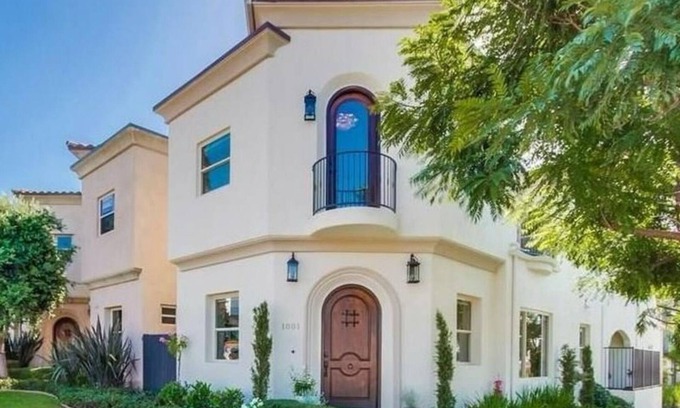 Townsite Villa | 5-Star Family Getaway ~ Splendid Ocean Views ~ Walk to Beach