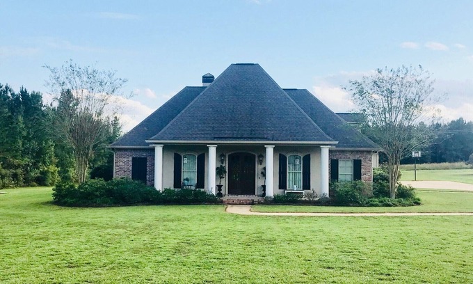 Ruston House | 5 star French country manor near LaTech and Squire Creek Golf Course