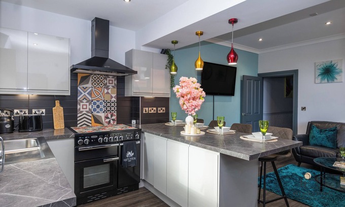 Stoke-on-Trent House | 5 STAR HOME, Business, Leisure, Relocations | Spacious Convenient Free Parking