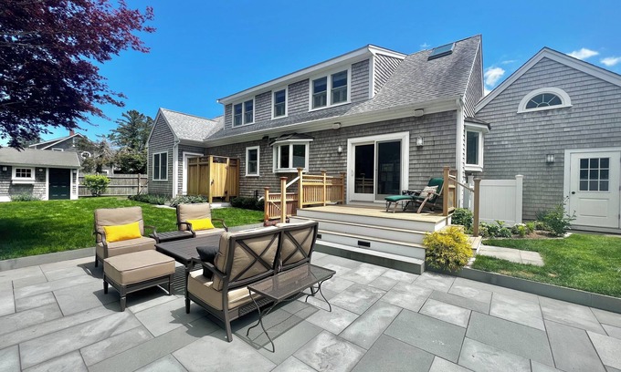 Edgartown House | 5 STAR Mini Compound, New CHIC Shed - Walk to Town, Bike to Beach & Dogs OK!