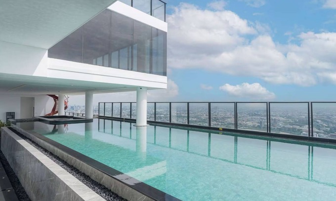 Huai Khwang Condo | 5 Star Rama 9 Luxury Apartment Infinity Pool