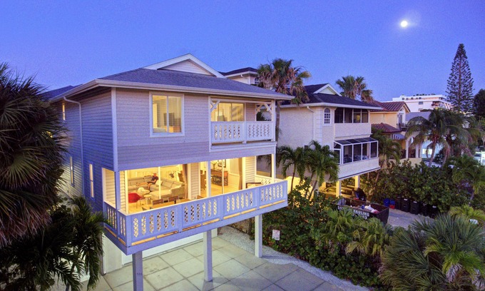 Siesta Key House | 5 STAR SIESTA KEY, 80 STEPS to BEACH, LUXURY POOL, 6 BEDROOMS, SPACIOUS LIVING