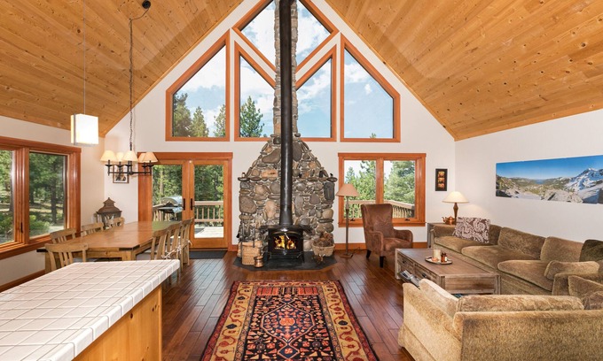 Truckee House | 5 star, sleds snowshoes to use, trails, early checkin/late checkout if available