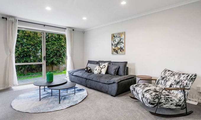 Oteha Apartment | 5 Sunvista Ave, Oteha, Auckland 0632