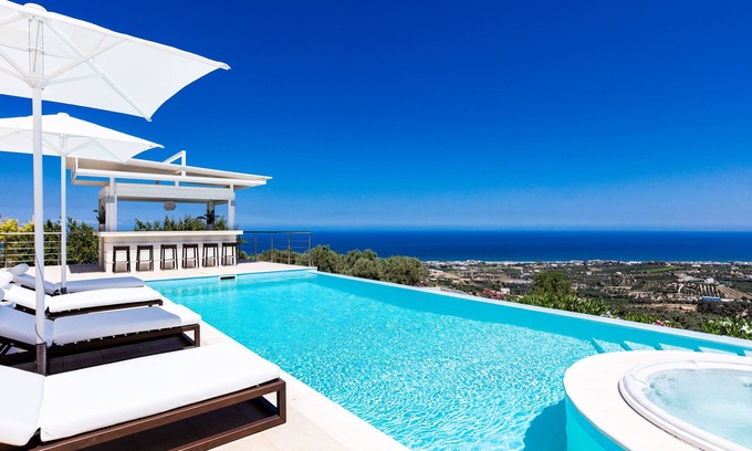 Rethymno Villa | 50 m2 Infinity Pool, hot Tub, Outdoor Bar, Sauna, gym and Playground!