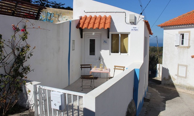 Almocageme Cottage | 500 m from the beach, for your family, your children and your pets.