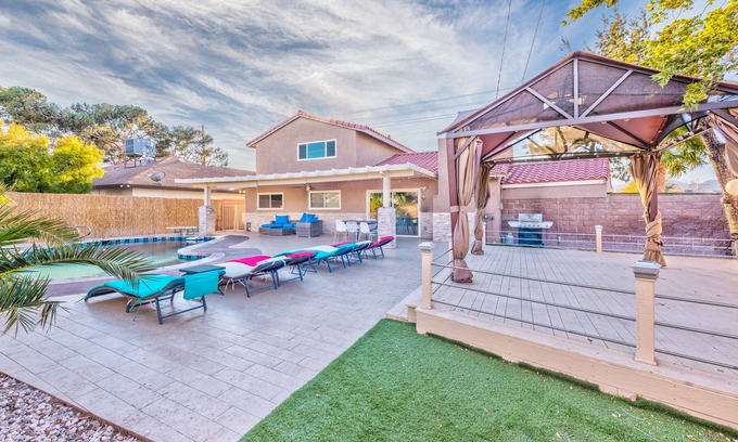 Spanish Oaks House | 50k to the space