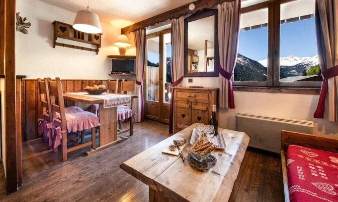 Champagny-en-Vanoise Apartment | 50m from ski slopes, 2nd floor, swimming pool, sauna, hammam, balcony, tv, ski locker, 28m²