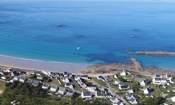 Plouescat House | 50m from the beach, Large house 2 living rooms, 4 CHB, Sauna, garden, PLOUESCAT