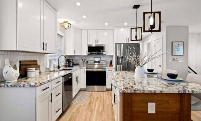 Monument House | 52 Front St · HOT TUB! Amazing Mountain views! Newly Remodeled
