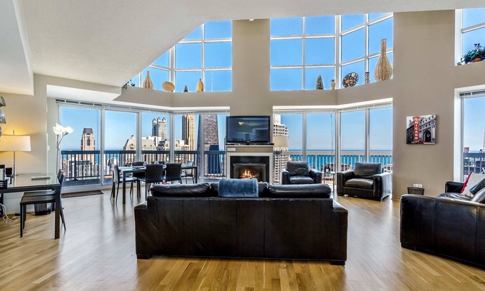 Downtown Chicago Apartment | 55-56 Mag Mile Penthouse