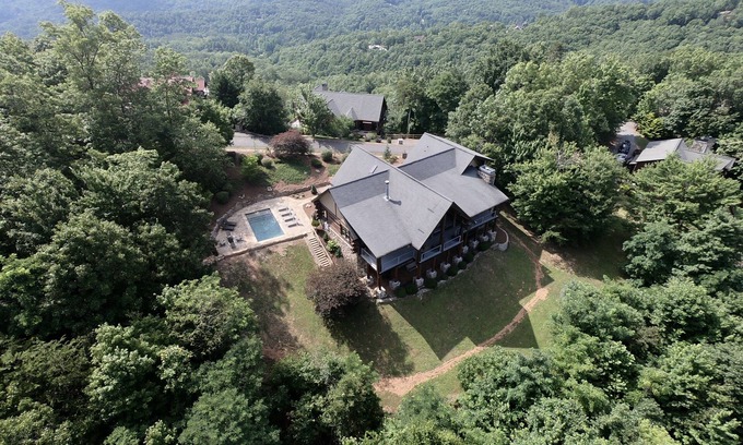 Blue Ridge House | 5500 sf cabin: 6 king/2 queen beds, heated pool/spa, game room, mountain views