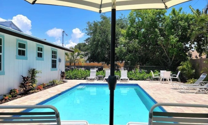Naples Park Cottage | 558 Pink Pearl Cottage| New Pool | Mins 2 Beaches