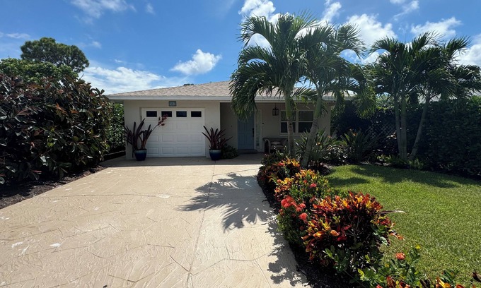 Naples Park House | 562 CASA BLUE - NEW INGROUND POOL 2023, LESS THAN A MILE FROM VANDERBILT BEACH