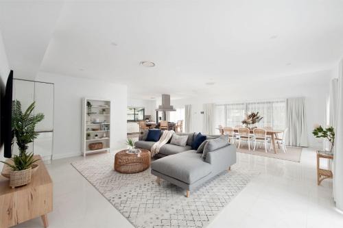 Shoal Bay House | 57 Tomaree Rd - air con, Wi-Fi and boat parking