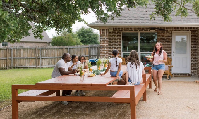 College Station House | 5BD Retreat - Pool Access & Bkyd - 5 Mins to T A&M - Pet Friendly!
